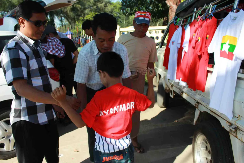 Hàng ngàn cổ động viên ùn ùn kéo về sân Thuwanna ảnh 10 Hàng ngàn cổ động viên ùn ùn kéo về sân Thuwanna ảnh 10